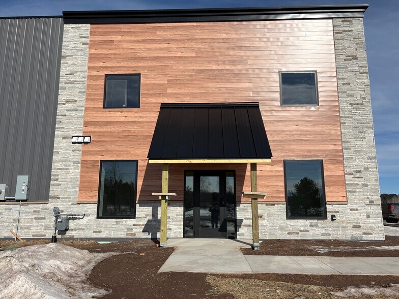 533 Commerce Way, Cloquet, MN à louer - Photo de l’immeuble – Image 2 sur 3