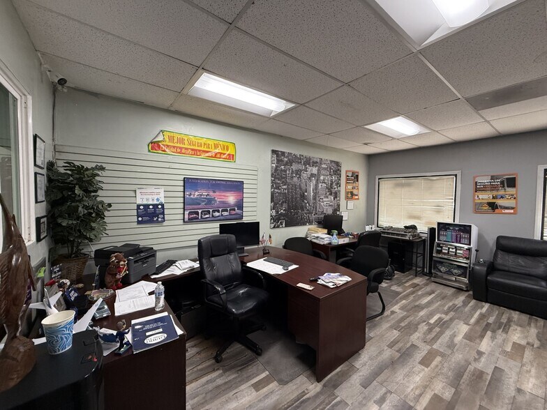 10548 Victory Blvd, North Hollywood, CA à vendre - Photo de l’immeuble – Image 3 sur 8