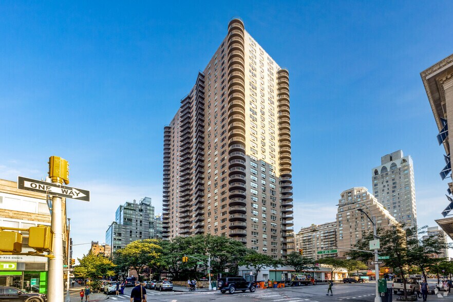 180 E 86th St, New York, NY à louer - Photo de l’immeuble – Image 1 sur 7