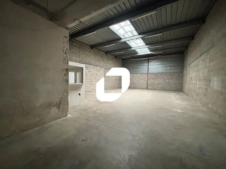 Local d’activités dans Lisses à louer - Photo intérieure – Image 2 sur 7