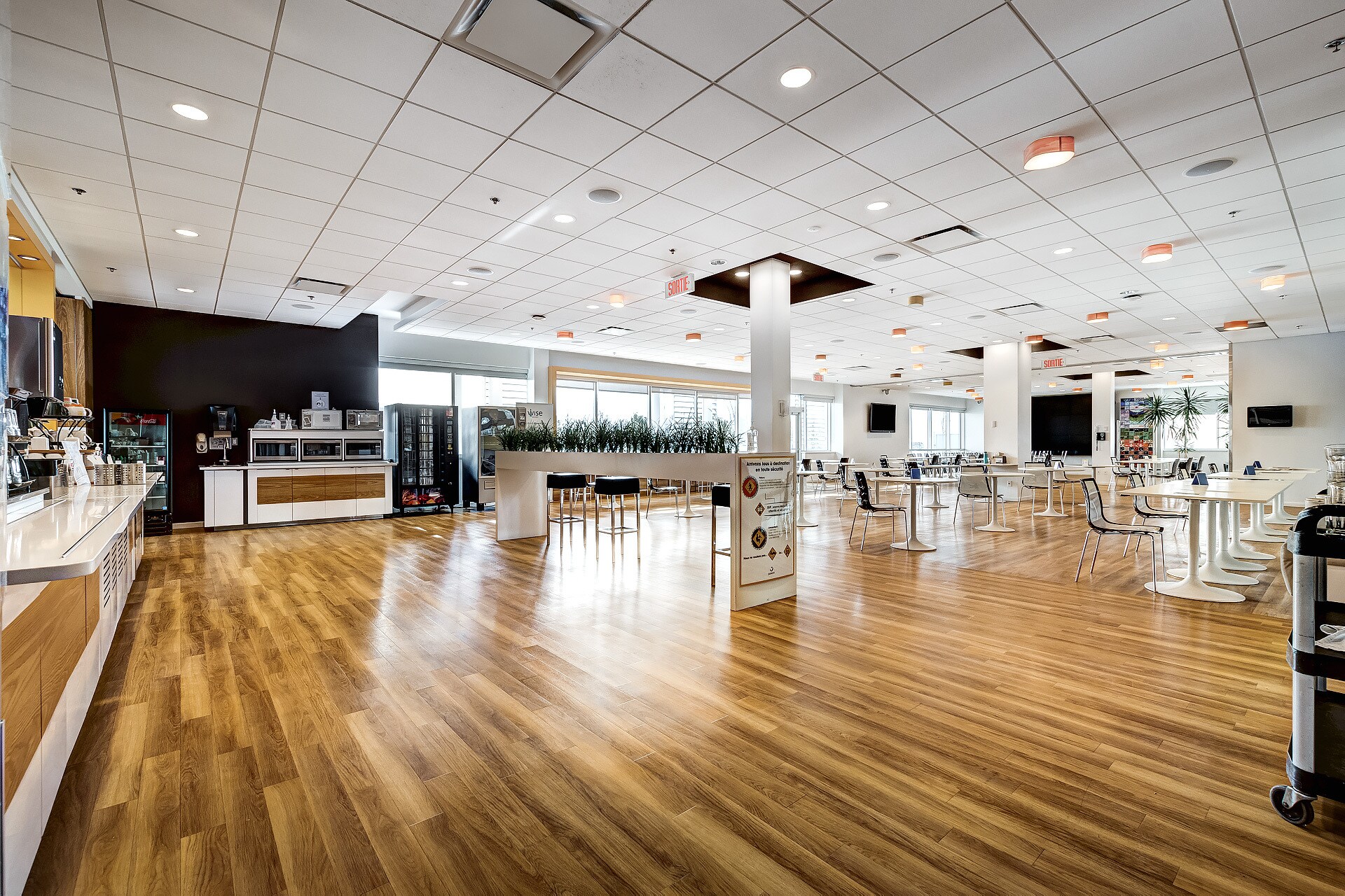 2905 Pl Louis-R.-Renaud, Laval, QC à louer Photo principale– Image 1 sur 17