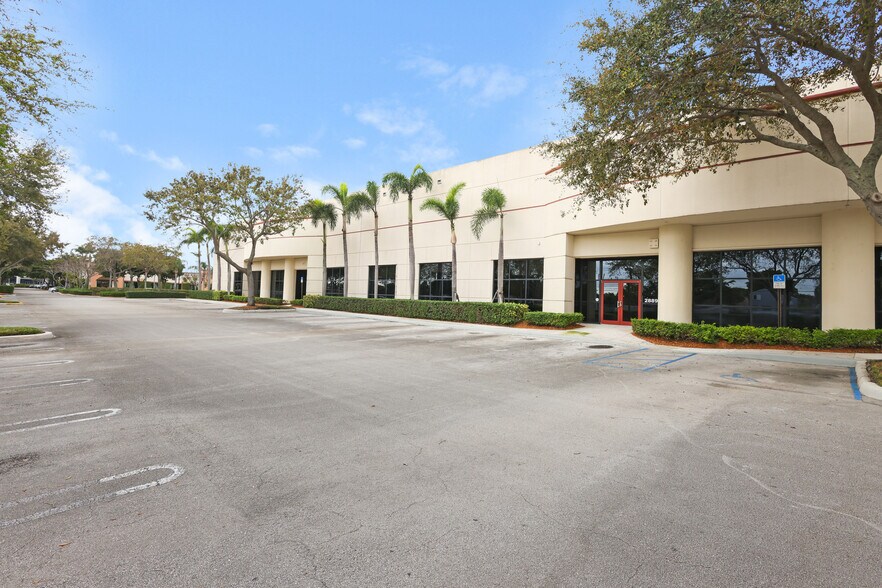 2805-2889 N Commerce Pky, Miramar, FL à louer - Photo de l’immeuble – Image 2 sur 3