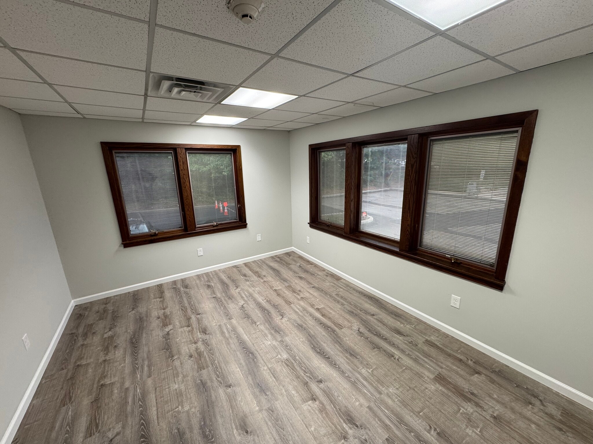 180 Tices Ln, East Brunswick, NJ à louer Photo de l’immeuble– Image 1 sur 3