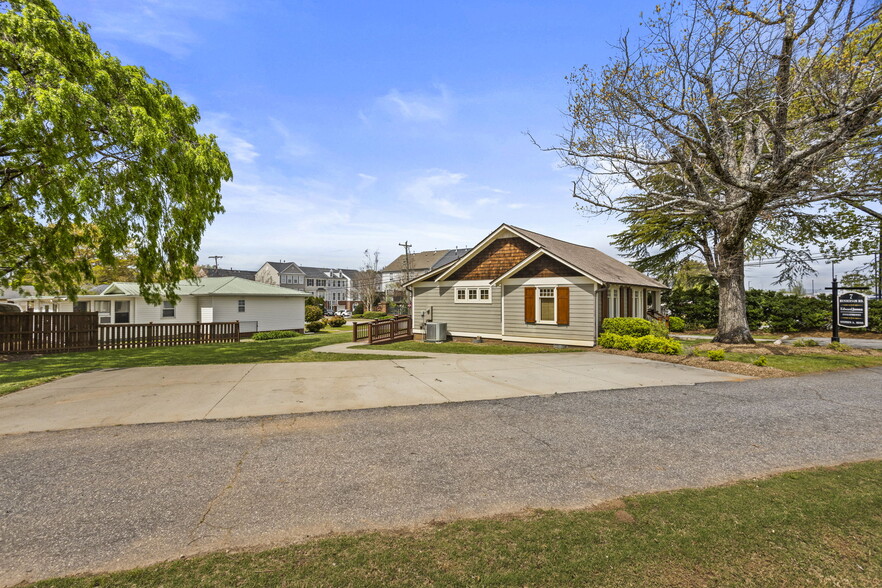 7 Henderson Rd, Greenville, SC à vendre - Photo de l’immeuble – Image 3 sur 23