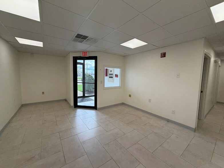 205 Hallene Rd, Warwick, RI à louer - Photo intérieure – Image 3 sur 9