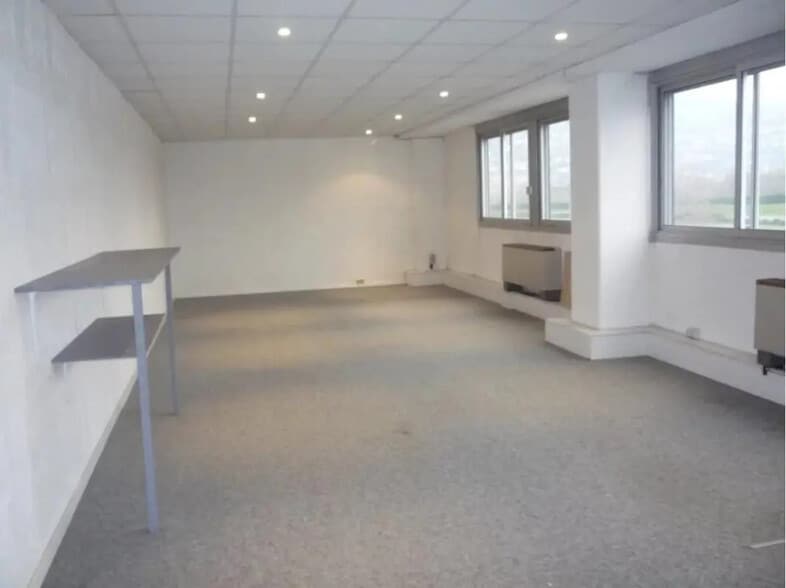 Bureau dans Mandelieu-la-Napoule à louer - Photo de l’immeuble – Image 1 sur 9