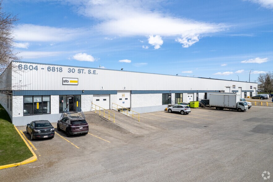 6804-6818 30 St SE, Calgary, AB à louer - Photo principale – Image 1 sur 7