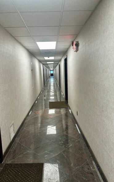 1181 Old Country Rd, Plainview, NY à louer - Photo intérieure – Image 3 sur 4