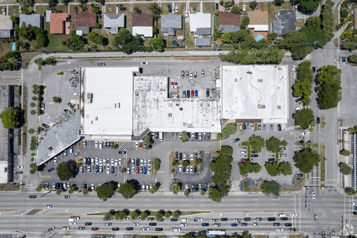 705-761 NE 167th St, Miami, FL à louer Photo de l’immeuble– Image 1 sur 5