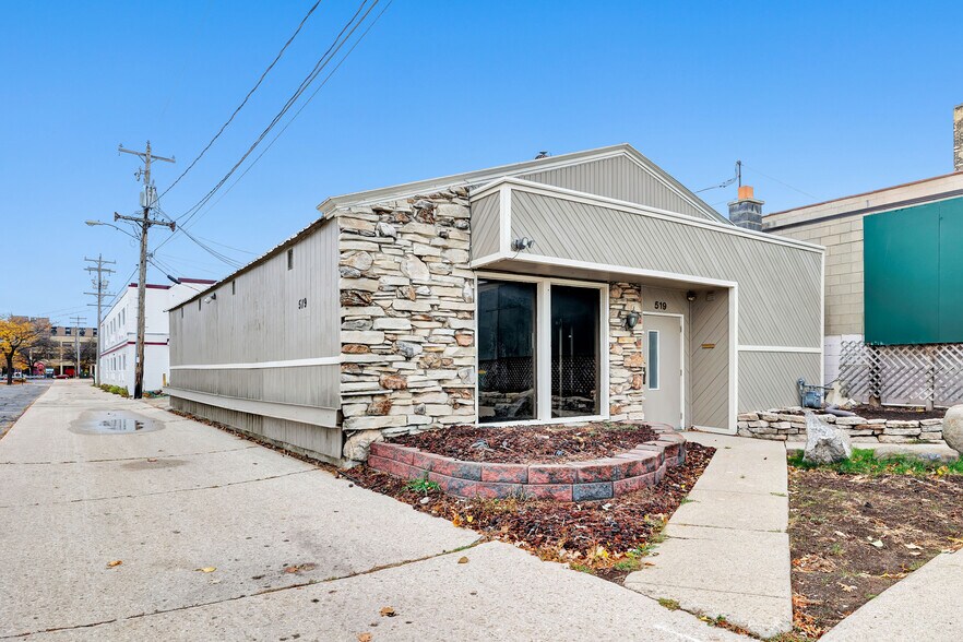 519 E Walnut St, Green Bay, WI à louer - Photo de l’immeuble – Image 1 sur 11