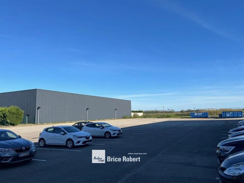 6 Rue Henri Becquerel, Genas à louer - Photo de l’immeuble – Image 1 sur 7