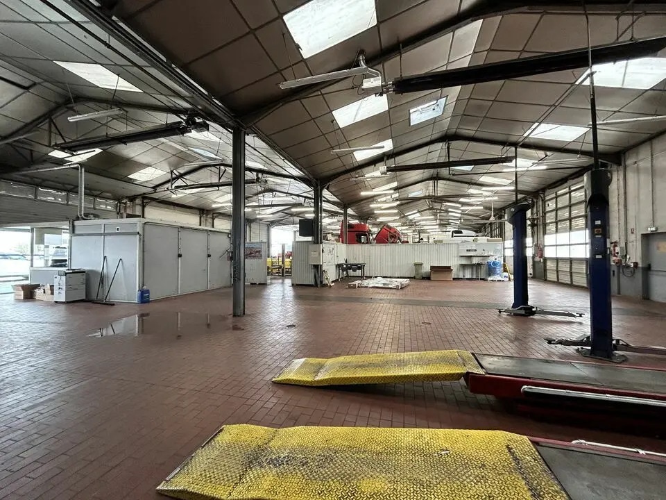 Local d'activités dans Saint-Loup-de-Varennes à vendre Photo principale– Image 1 sur 1