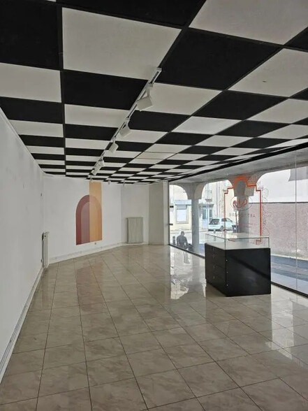 Local commercial dans Laval à louer - Photo de l’immeuble – Image 2 sur 9