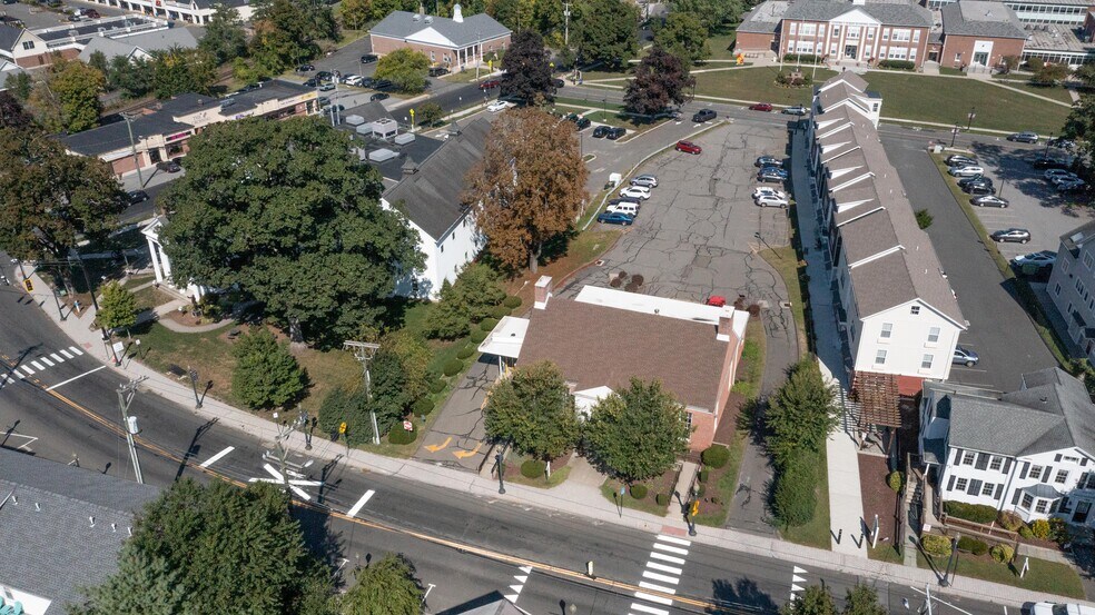 159 Greenwood Ave, Bethel, CT à louer - Photo de l’immeuble – Image 3 sur 38