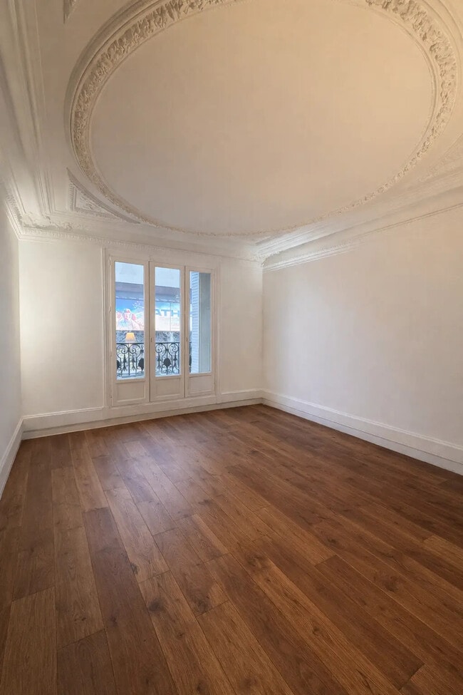 Plus de détails pour 10 Bis Place De Clichy, Paris - Bureau à louer