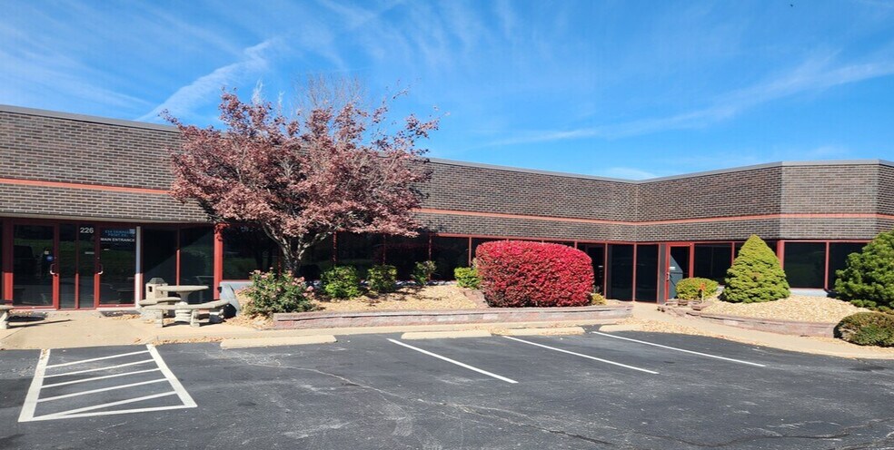 226 Compass Point Dr, Saint Charles, MO à louer - Photo de l’immeuble – Image 1 sur 6