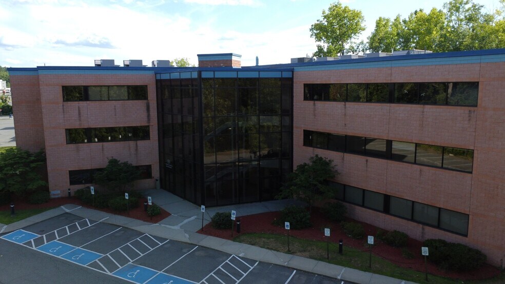 101 University Dr, Amherst, MA à louer - Photo de l’immeuble – Image 2 sur 8