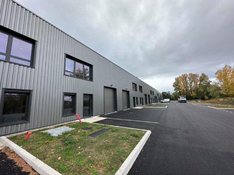 225 Avenue Des Marronniers, Bourgoin-Jallieu à louer - Photo de l’immeuble – Image 2 sur 21
