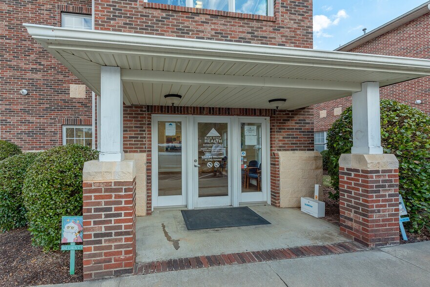 110 Chadwick Square Ct, Hendersonville, NC à vendre - Photo de l’immeuble – Image 2 sur 25