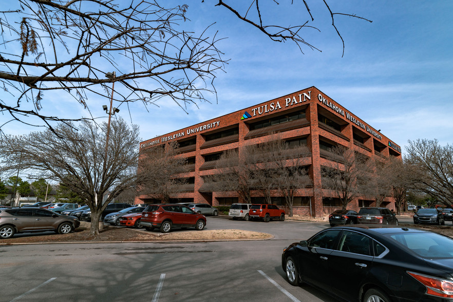 10810 E 45th St, Tulsa, OK à vendre - Photo de l’immeuble – Image 2 sur 3