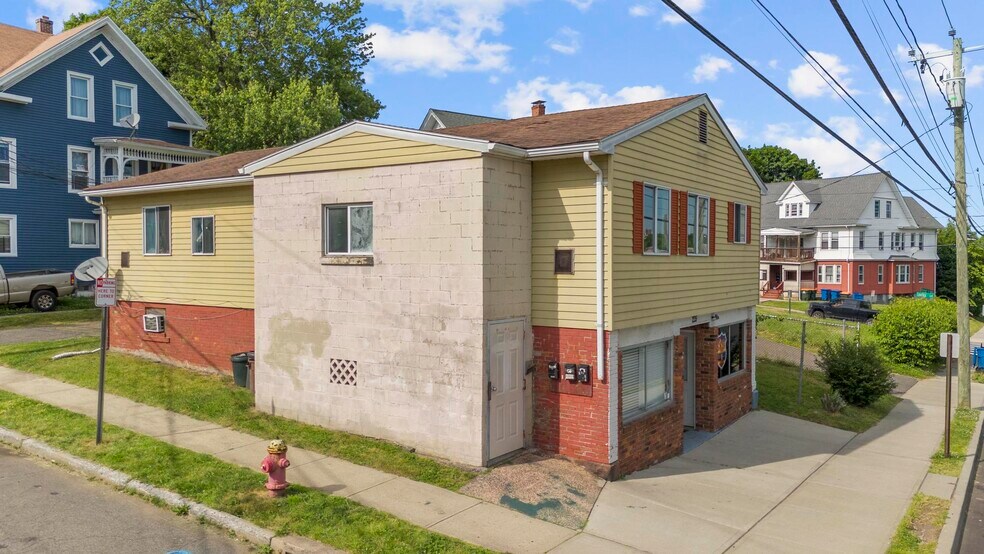 235 Hanover St, Meriden, CT à vendre - Photo de l’immeuble – Image 2 sur 28