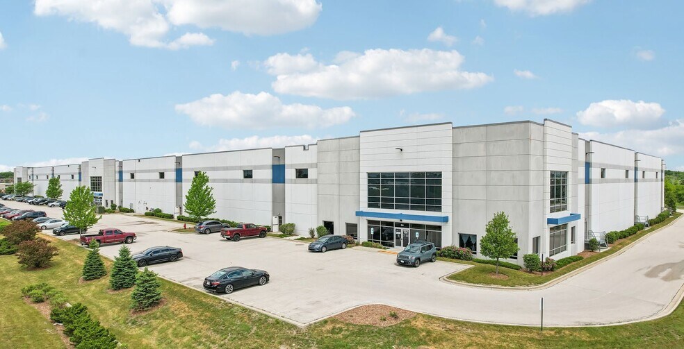 610 W Rawson Ave, Oak Creek, WI à louer - Photo de l’immeuble – Image 1 sur 4
