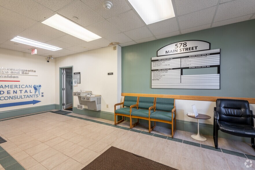 578 Main St, Malden, MA à louer - Hall d’entrée – Image 3 sur 21