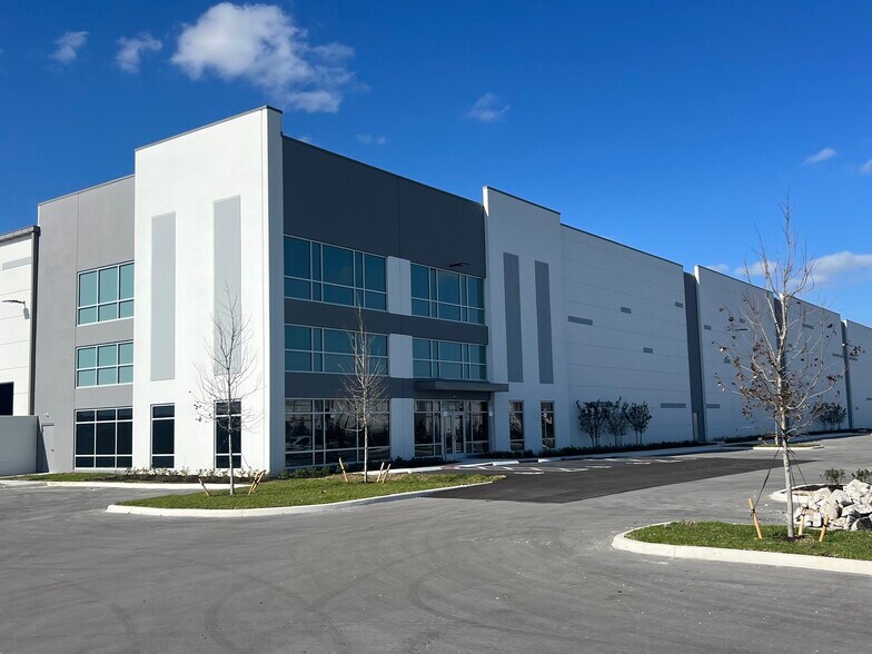 SW Becker Rd, Port Saint Lucie, FL à louer - Photo de l’immeuble – Image 3 sur 9