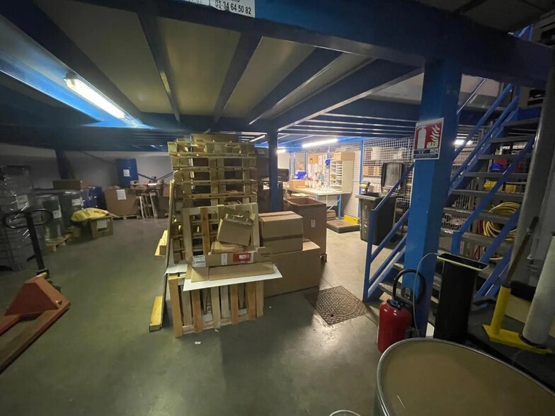 Bureau dans Vigny à louer - Photo de l’immeuble – Image 3 sur 12