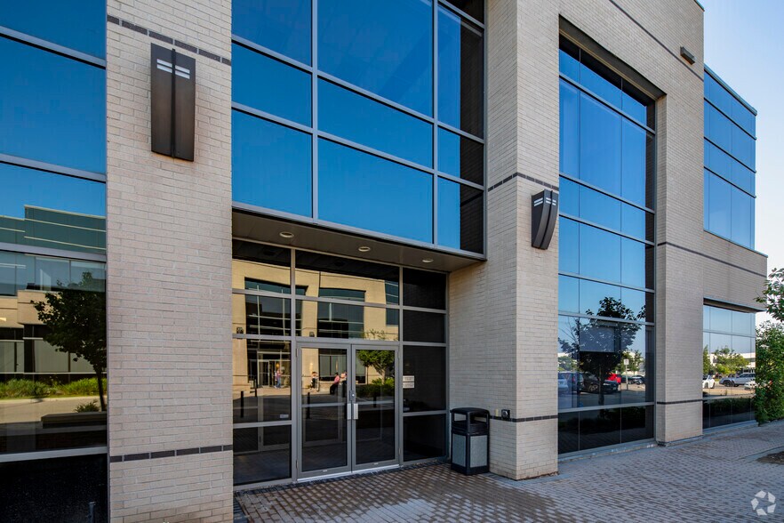 2295 Bristol Cir, Oakville, ON à louer - Photo de l’immeuble – Image 3 sur 8