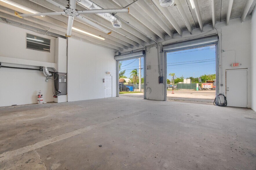 2200 SW 58th Ave, West Park, FL à louer - Photo de l’immeuble – Image 3 sur 36