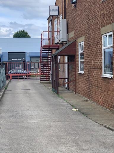 Island Farm Ave, West Molesey à louer - Photo de l’immeuble – Image 3 sur 9