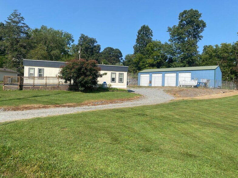 28 Ridgeway Ave, Etowah, NC à vendre - Photo de l’immeuble – Image 3 sur 4