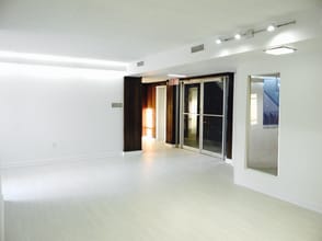 226 Bathurst St, Toronto, ON à louer Photo intérieure– Image 1 sur 17