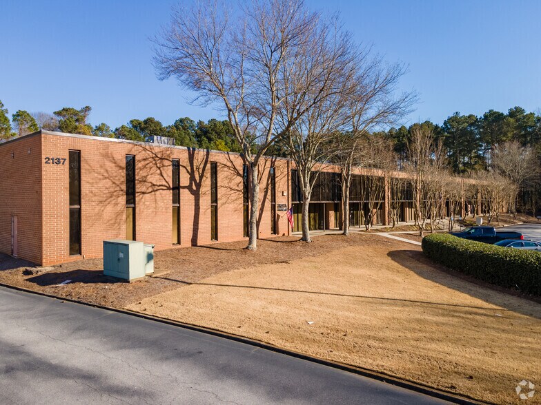 2137 Flintstone Dr, Tucker, GA à louer - Photo principale – Image 1 sur 6