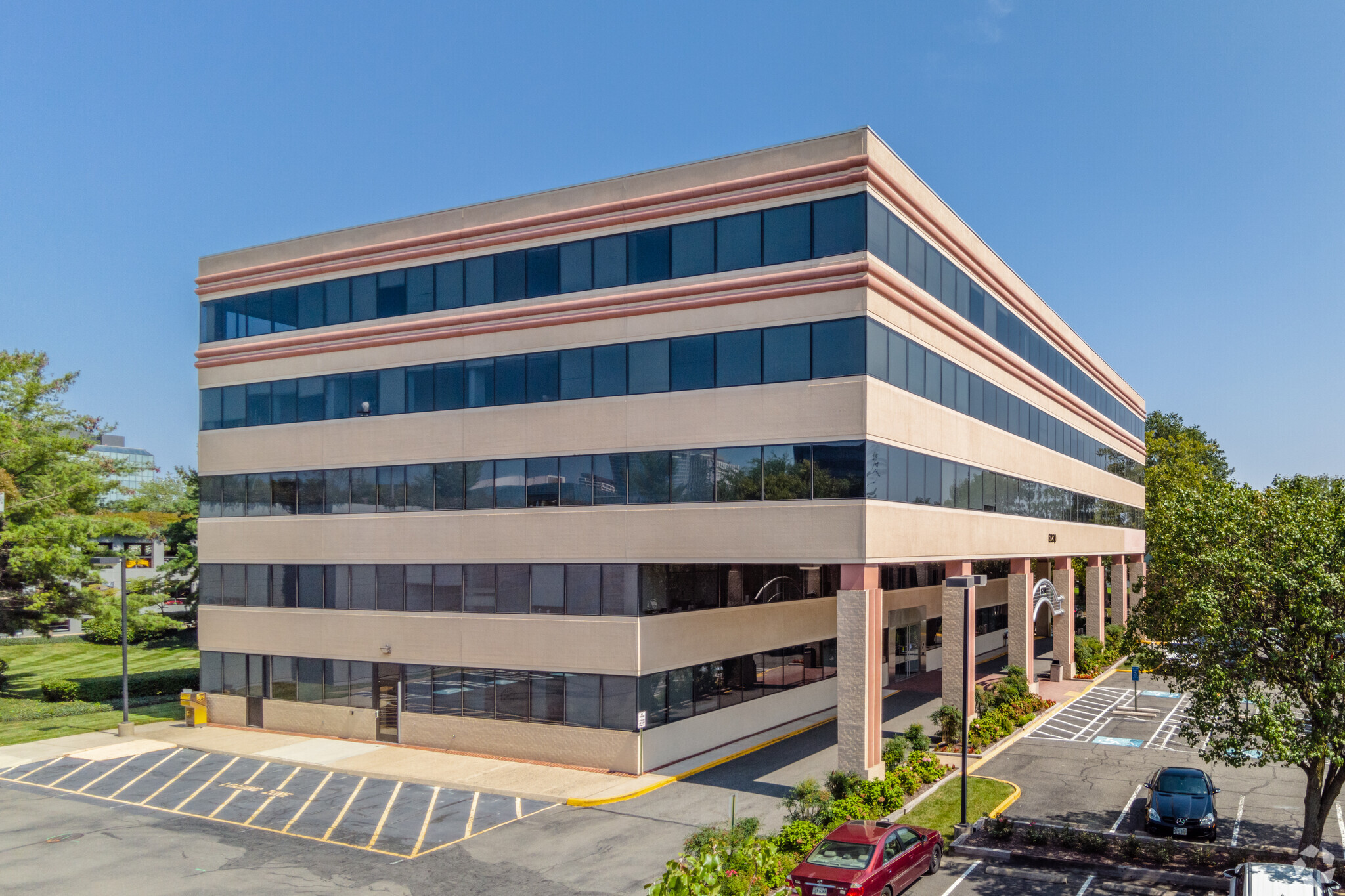 8230 Old Courthouse Rd, Vienna, VA à louer Photo principale– Image 1 sur 9