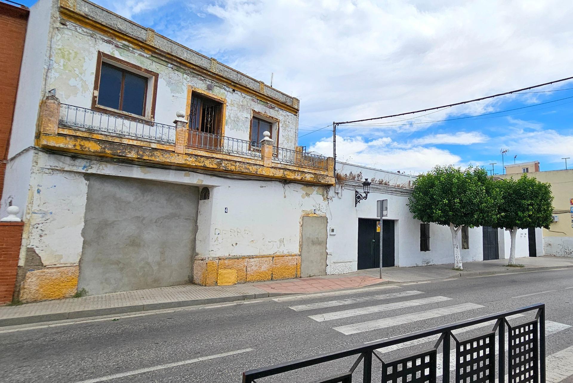 Avenida Santiponce, La Algaba, Sevilla à vendre Photo de l’immeuble– Image 1 sur 25