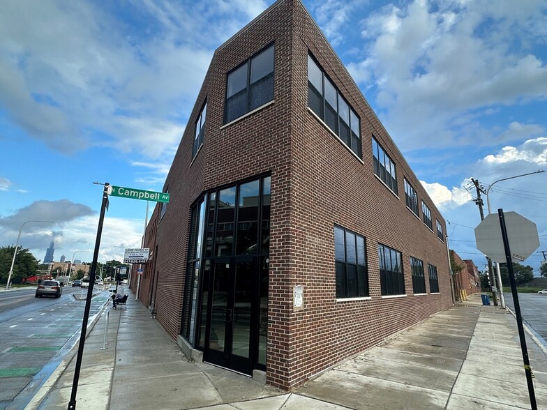 2461 W Grand Ave, Chicago, IL à louer - Photo de l’immeuble – Image 2 sur 8