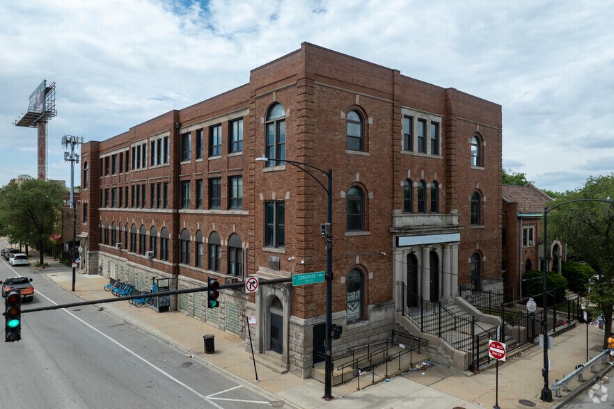 2401 W Congress Pky, Chicago, IL à vendre - Photo de l’immeuble – Image 2 sur 5