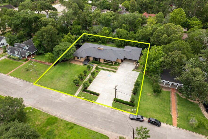 1403 N Thompson St, Conroe, TX à vendre - Photo de l’immeuble – Image 1 sur 23
