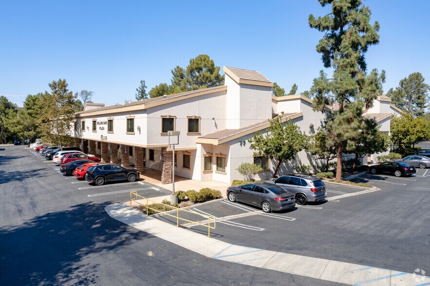 77 Rolling Oaks Dr, Thousand Oaks, CA à louer - Photo de l’immeuble – Image 2 sur 6