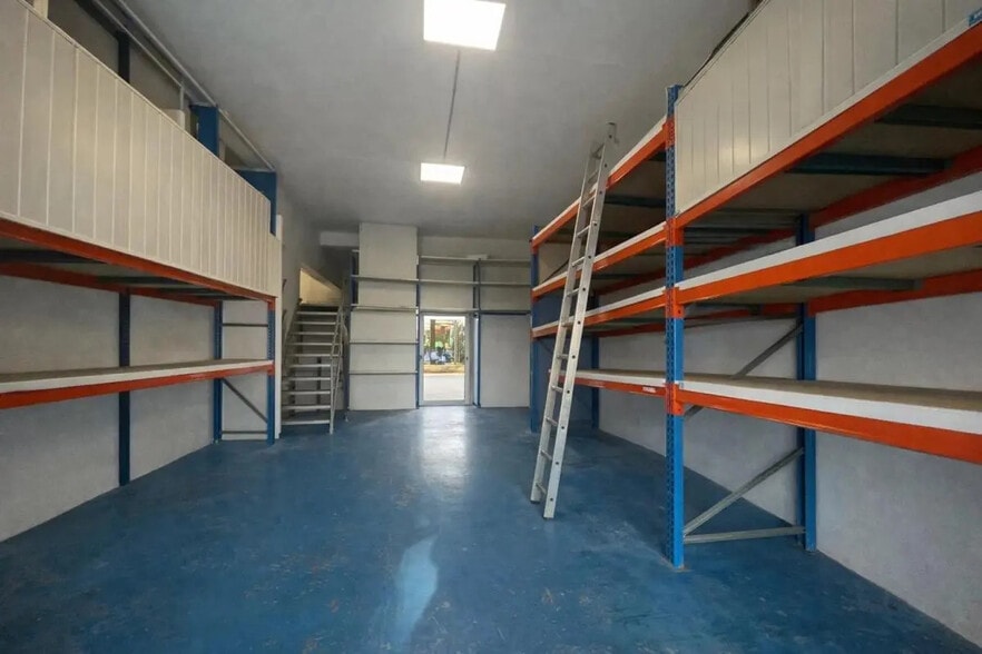 Industriel/Logistique dans Antibes à vendre - Photo intérieure – Image 2 sur 3