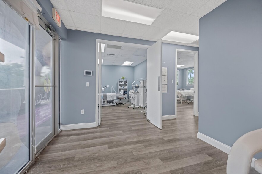 2515 State Road 7, Wellington, FL à louer - Hall d’entrée – Image 3 sur 11