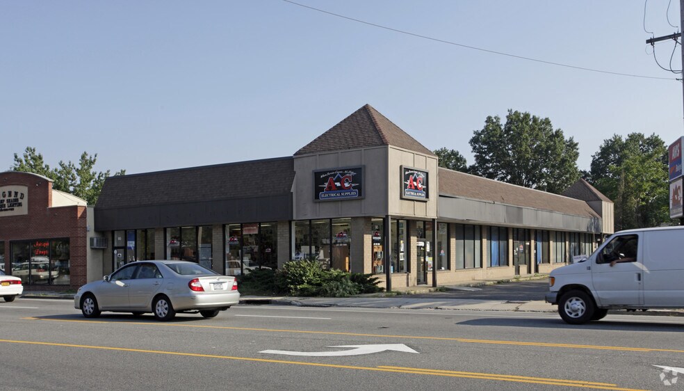90 W Jericho Tpke, Huntington Station, NY à louer - Photo principale – Image 1 sur 2