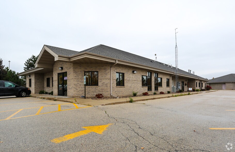 28 Camelot Dr, Fond Du Lac, WI à louer - Photo de l’immeuble – Image 2 sur 4