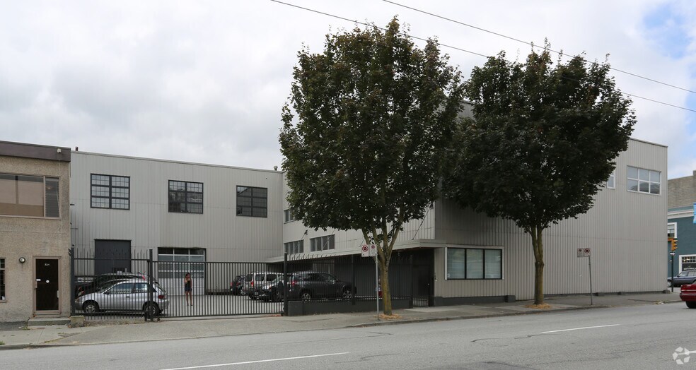 708 Powell St, Vancouver, BC à louer - Photo de l’immeuble – Image 3 sur 4