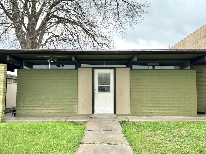 611 N Esplanade St, Cuero, TX à vendre - Photo de l’immeuble – Image 2 sur 22