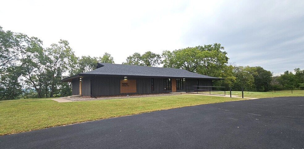 1010 Oak Ridge Dr, Eau Claire, WI à louer - Photo de l’immeuble – Image 3 sur 15