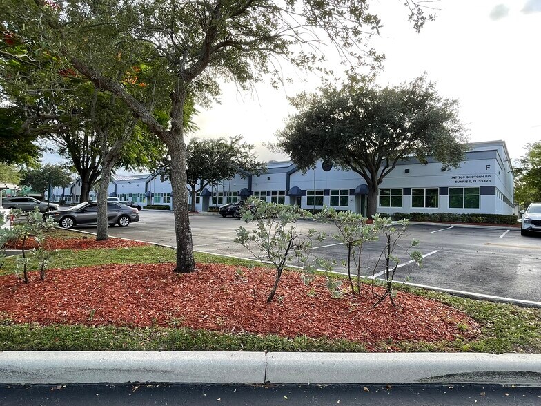 757 Shotgun Rd, Sunrise, FL à louer - Photo de l’immeuble – Image 3 sur 44