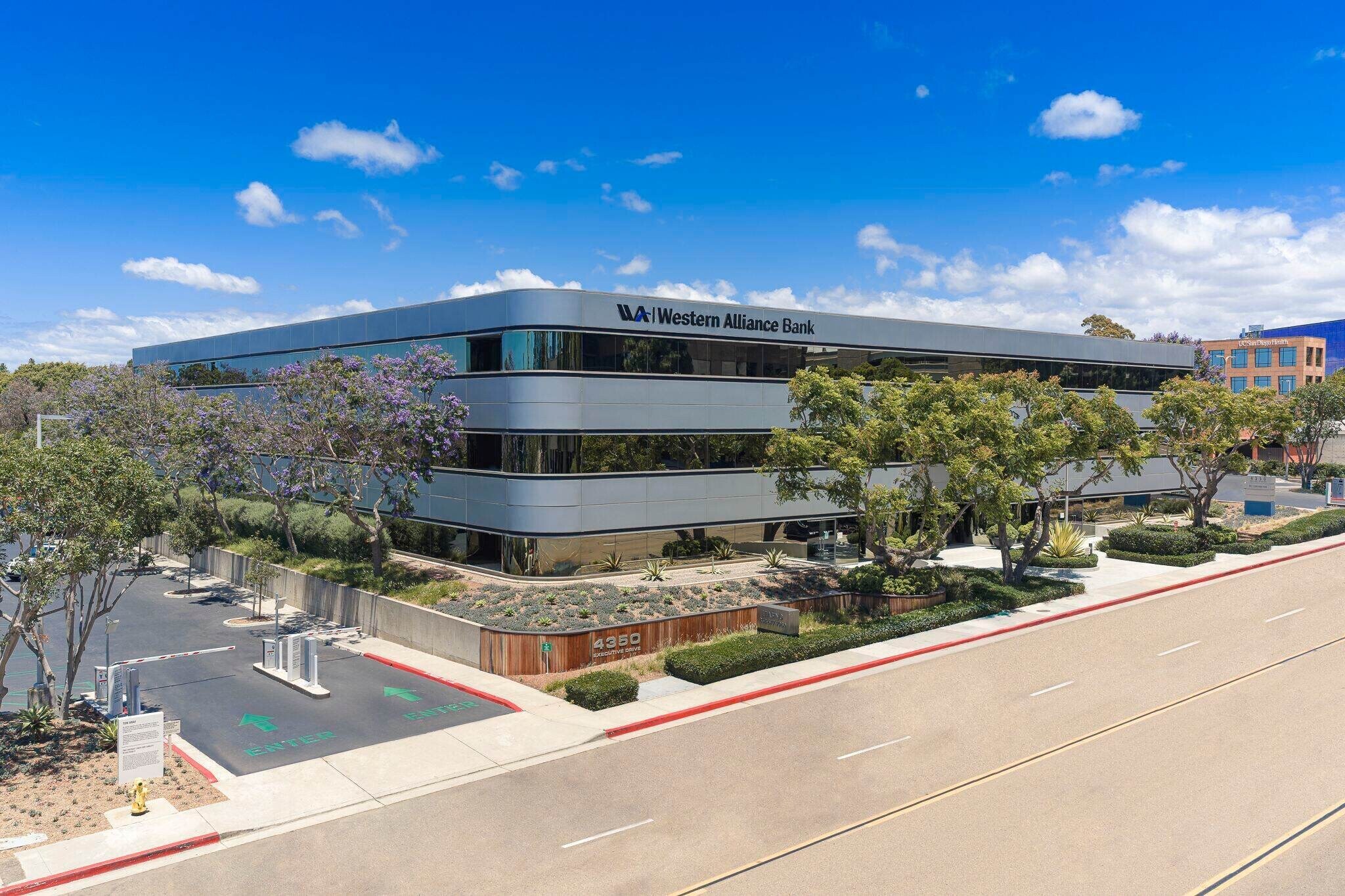 4350 Executive Dr, San Diego, CA à louer Photo de l’immeuble– Image 1 sur 2